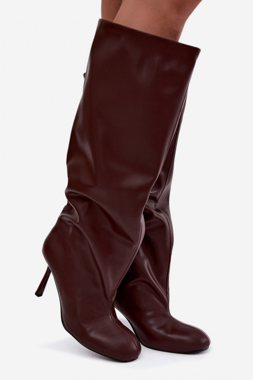 Botas femininas de cano alto slip-on com saltos finos na cor bordô Caliya