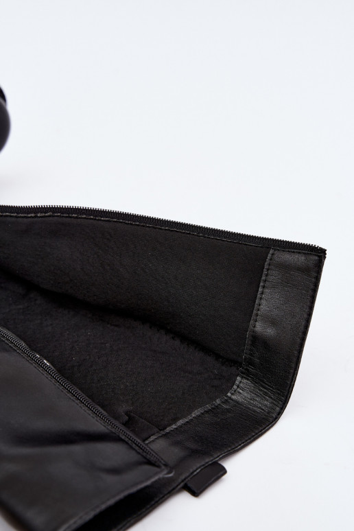 Botas femininas de cano alto com detalhes decorativos na cor preta Rileta