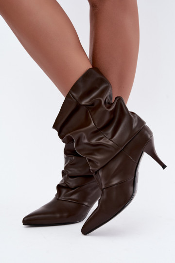 Botins femininos slouchy slip-on com saltos finos na cor chocolate Harissa