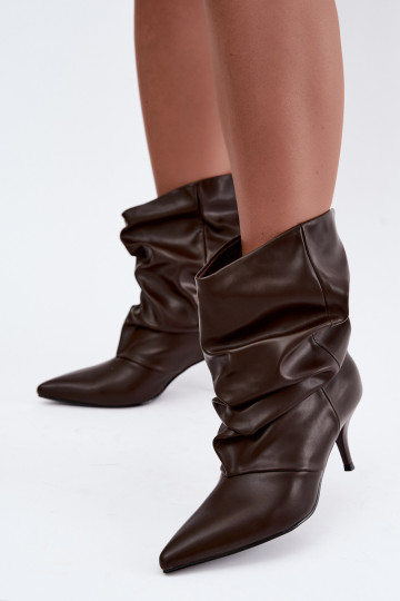 Botins femininos slouchy slip-on com saltos finos na cor chocolate Harissa 2