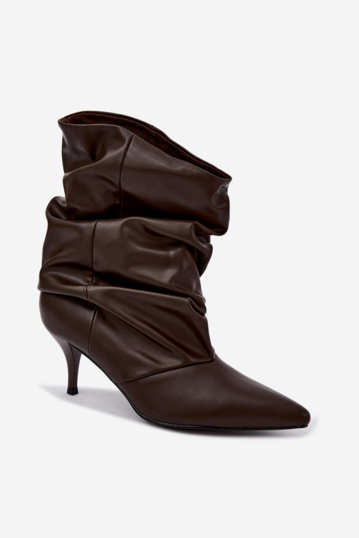 Botins femininos slouchy slip-on com saltos finos na cor chocolate Harissa