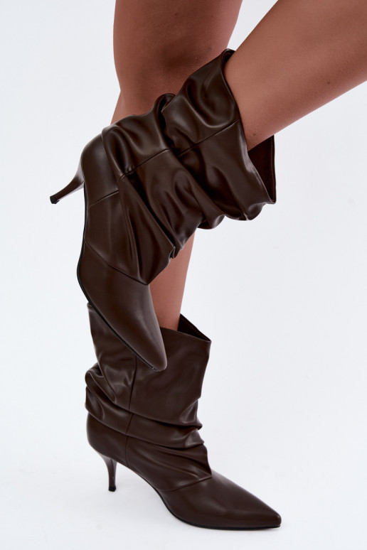 Botins femininos slouchy slip-on com saltos finos na cor chocolate Harissa
