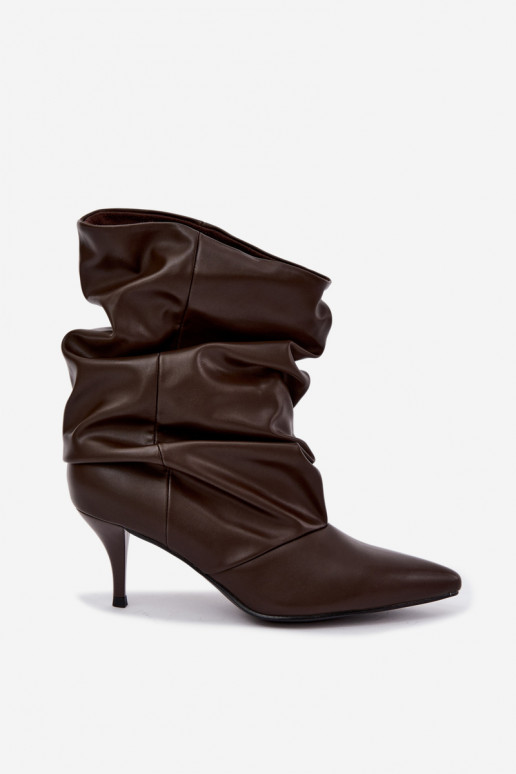 Botins femininos slouchy slip-on com saltos finos na cor chocolate Harissa
