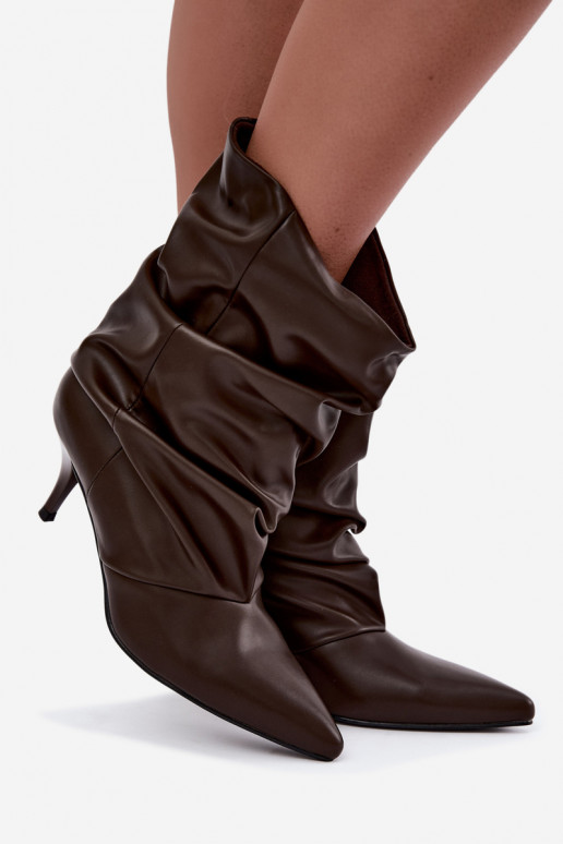 Botins femininos slouchy slip-on com saltos finos na cor chocolate Harissa