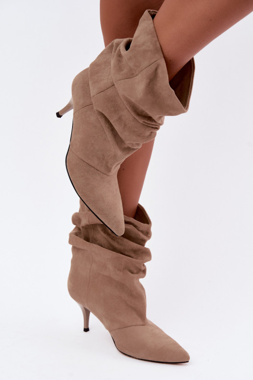 Botins femininos slouchy slip-on com saltos finos na cor areia Harissa