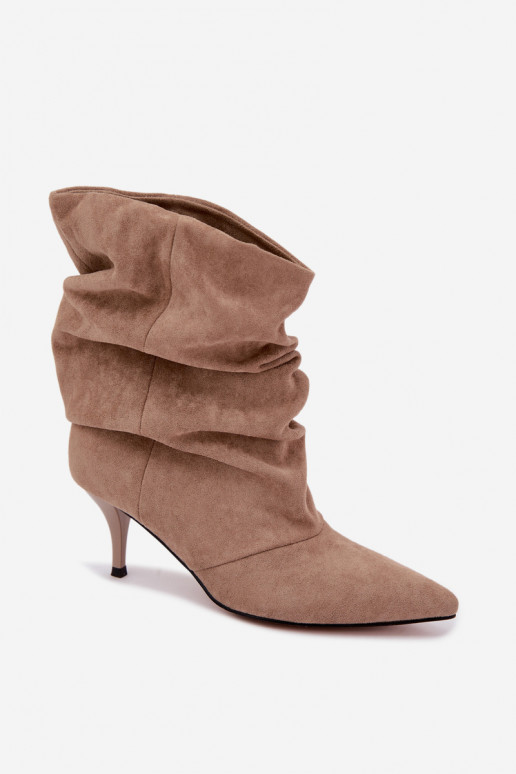 Botins femininos slouchy slip-on com saltos finos na cor areia Harissa