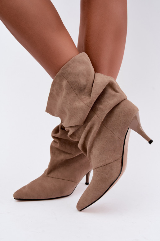 Botins femininos slouchy slip-on com saltos finos na cor areia Harissa