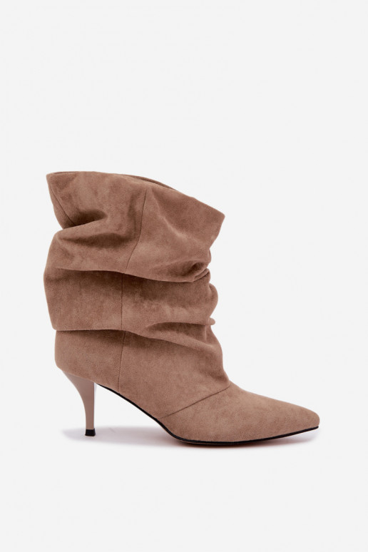 Botins femininos slouchy slip-on com saltos finos na cor areia Harissa