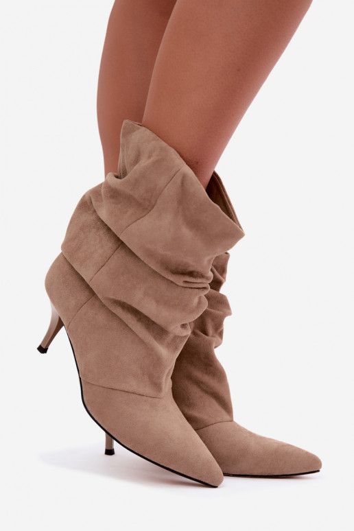 Botins femininos slouchy slip-on com saltos finos na cor areia Harissa