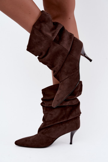 Botins femininos slouchy slip-on com saltos finos na cor chocolate Harissa
