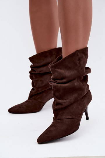 Botins femininos slouchy slip-on com saltos finos na cor chocolate Harissa 2