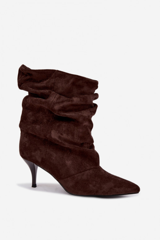 Botins femininos slouchy slip-on com saltos finos na cor chocolate Harissa