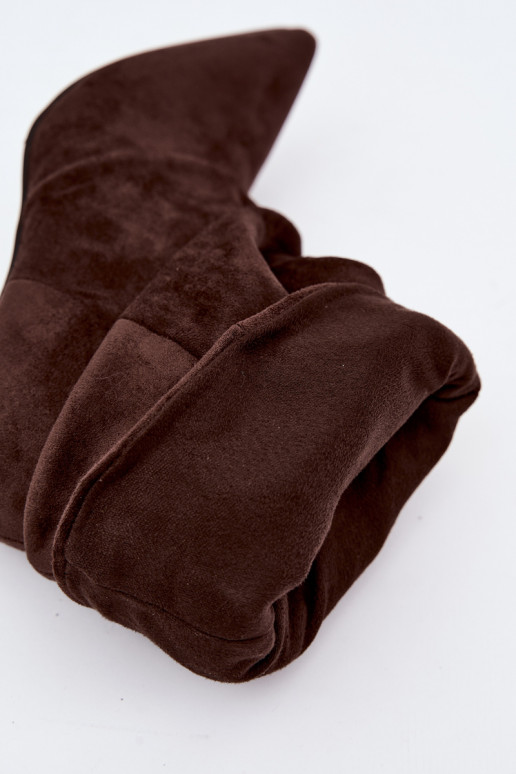 Botins femininos slouchy slip-on com saltos finos na cor chocolate Harissa