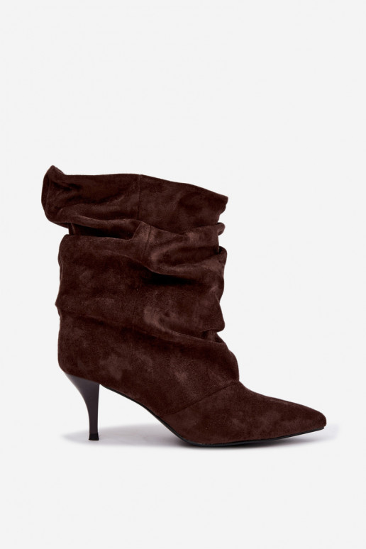 Botins femininos slouchy slip-on com saltos finos na cor chocolate Harissa