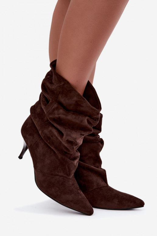 Botins femininos slouchy slip-on com saltos finos na cor chocolate Harissa