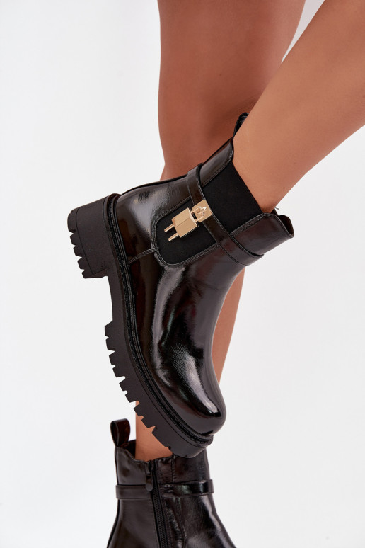 Botins isolados e elegantes com detalhes Ze dourados e pretos Talyra