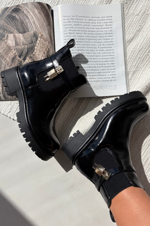 Botins isolados e elegantes com detalhes Ze dourados e pretos Talyra