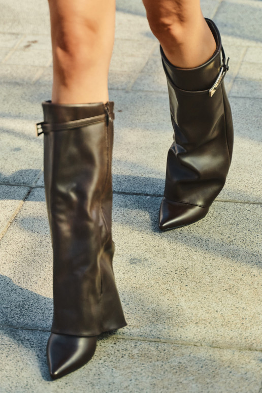 Botas de camurça cor chocolate com saltos e fivelas Amrie