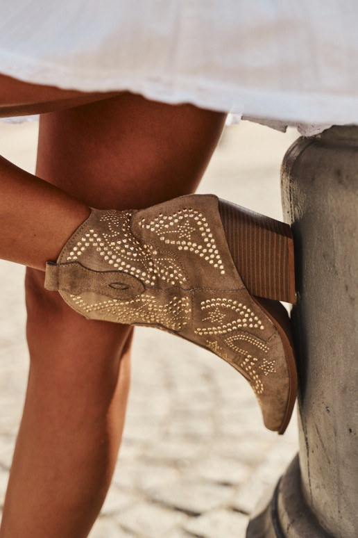 Botins de estilo cowboy em dourado com enfeites na cor areia Selden