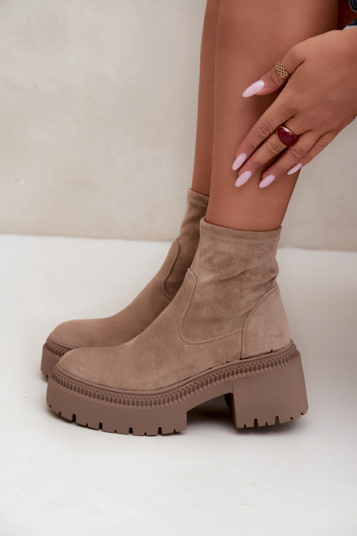 botins femininos com salto grosso e plataforma em camurça sintética cor areia Elvianne