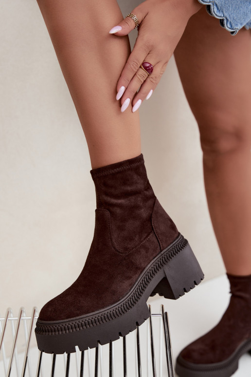 botins femininos com salto grosso e plataforma em camurça sintética cor caramelo Elvianne