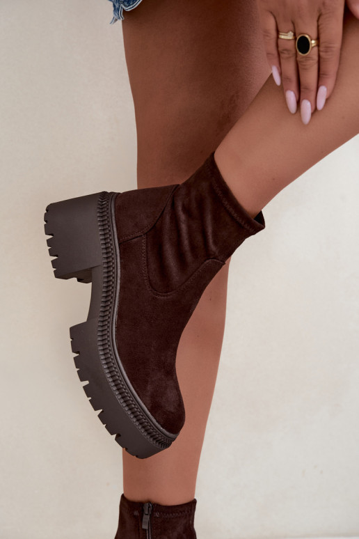 botins femininos com salto grosso e plataforma em camurça sintética cor caramelo Elvianne