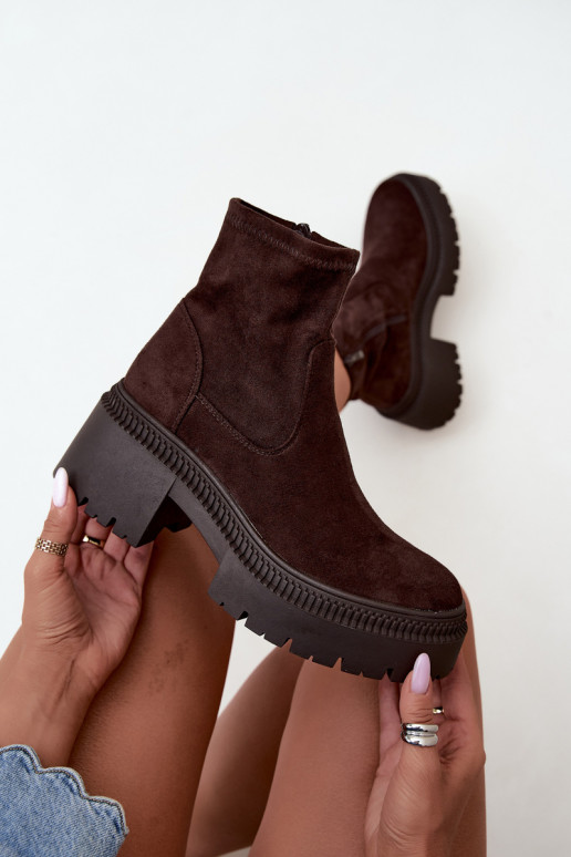 botins femininos com salto grosso e plataforma em camurça sintética cor caramelo Elvianne