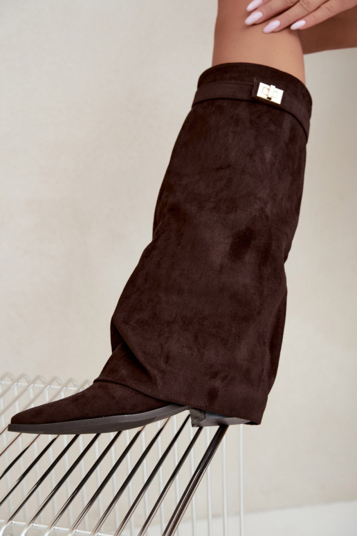 botas altas femininas com cano amarrado em salto baixo de camurça sintética cor caramelo Gisellea