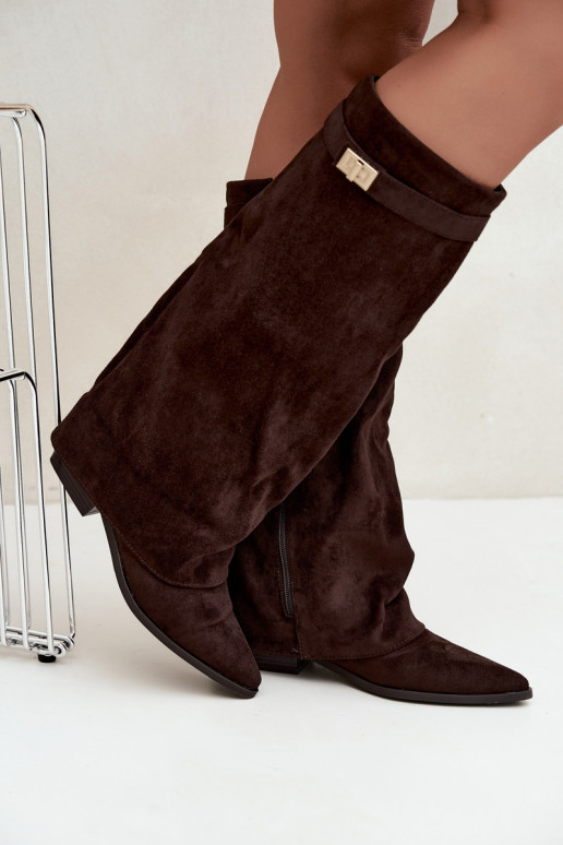 botas altas femininas com cano amarrado em salto baixo de camurça sintética cor caramelo Gisellea