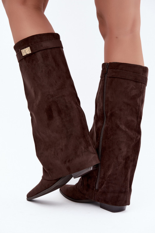 botas altas femininas com cano amarrado em salto baixo de camurça sintética cor caramelo Gisellea