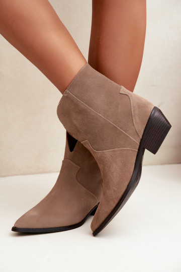 botins femininos estilo cowboy com salto em camurça natural cor areia Norelle