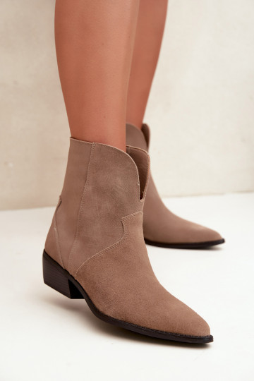 botins femininos estilo cowboy com salto em camurça natural cor areia Norelle 2