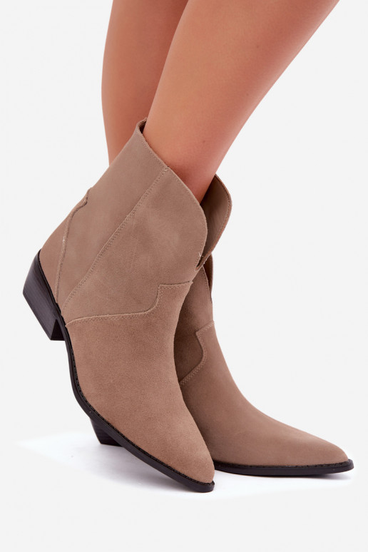 botins femininos estilo cowboy com salto em camurça natural cor areia Norelle