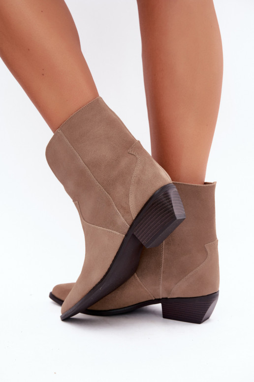 botins femininos estilo cowboy com salto em camurça natural cor areia Norelle