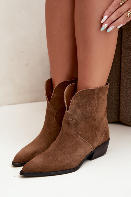 botins femininos estilo cowboy com salto em camurça natural cor marrom Norelle
