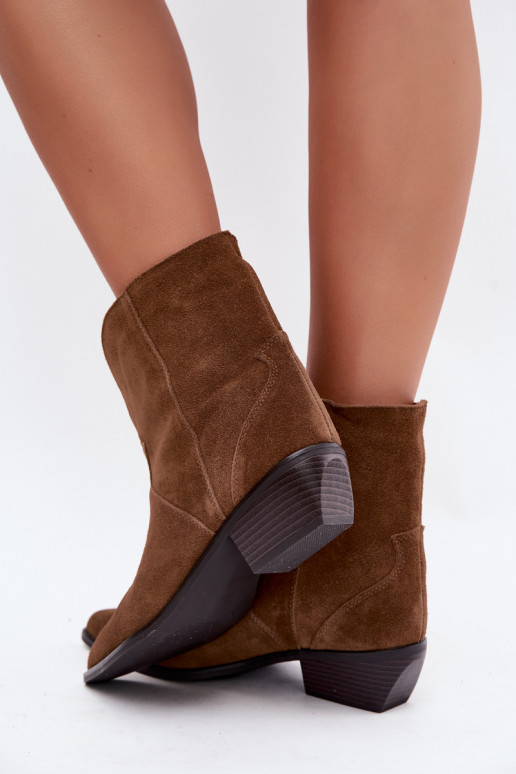 botins femininos estilo cowboy com salto em camurça natural cor marrom Norelle