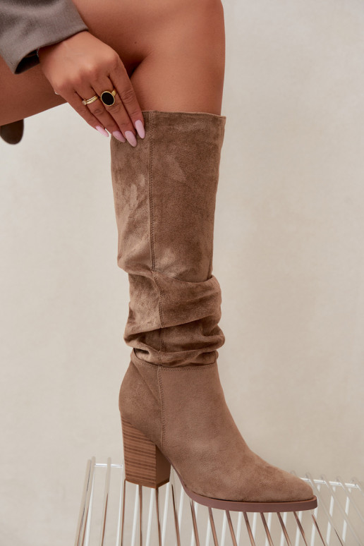 botas altas femininas com saltos e parte superior curva em areia Ismera