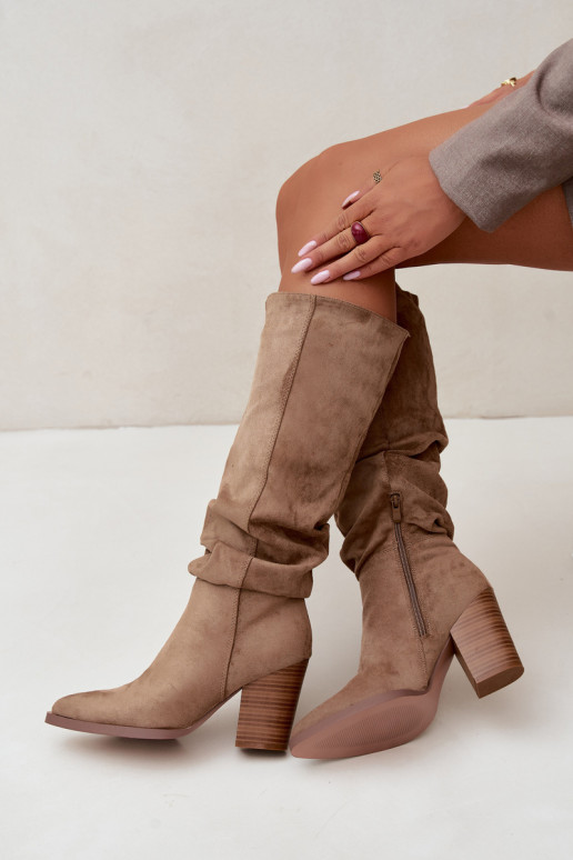 botas altas femininas com saltos e parte superior curva em areia Ismera