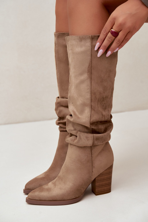 botas altas femininas com saltos e parte superior curva em areia Ismera