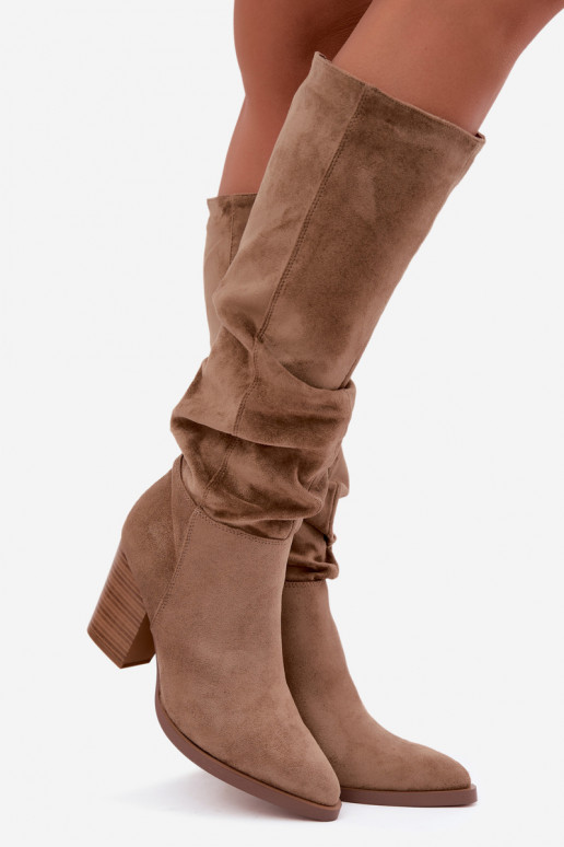botas altas femininas com saltos e parte superior curva em areia Ismera