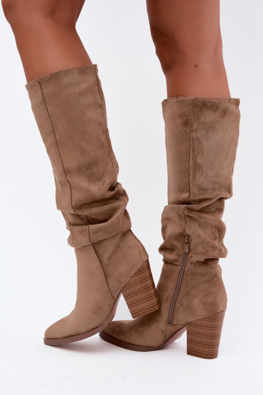 botas altas femininas com saltos e parte superior curva em areia Ismera