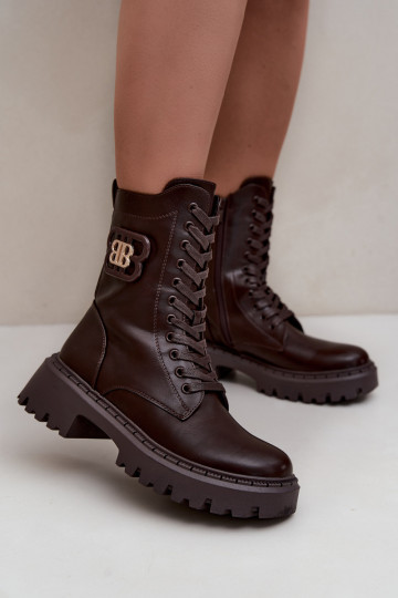 botins com elementos decorativos em couro sintético chocolate Kalindra 2