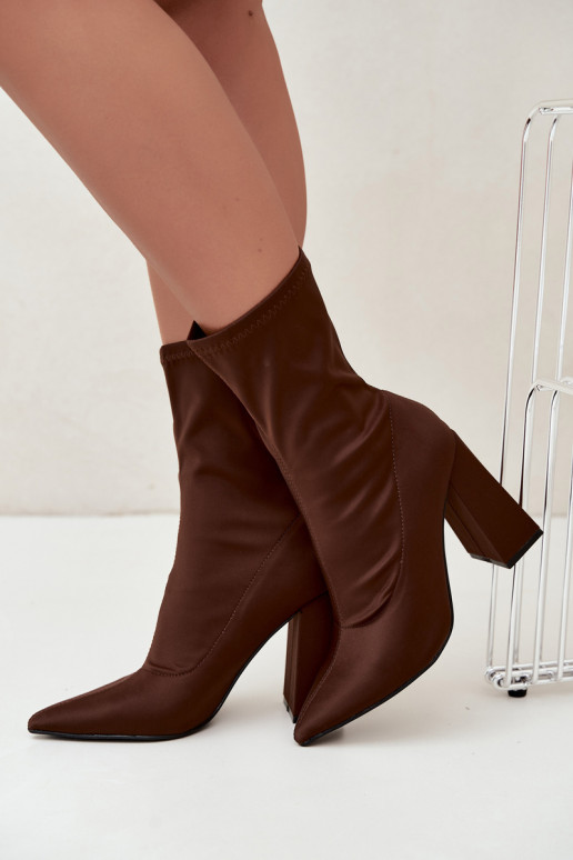 botins de salto alto em marrom Caretta