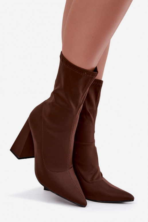 botins de salto alto em marrom Caretta