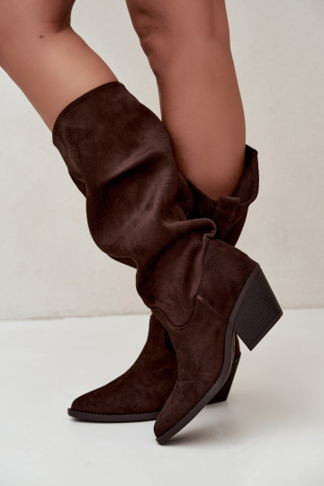 botas altas femininas enrugadas em estilo cowboy com tiras e saltos em CzekoladoĮe Adria