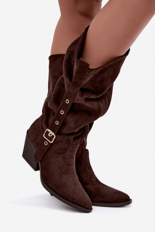 botas altas femininas enrugadas em estilo cowboy com tiras e saltos em CzekoladoĮe Adria