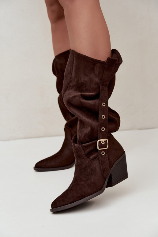 botas altas femininas enrugadas em estilo cowboy com tiras e saltos em CzekoladoĮe Adria