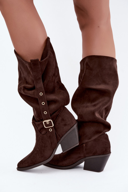 botas altas femininas enrugadas em estilo cowboy com tiras e saltos em CzekoladoĮe Adria