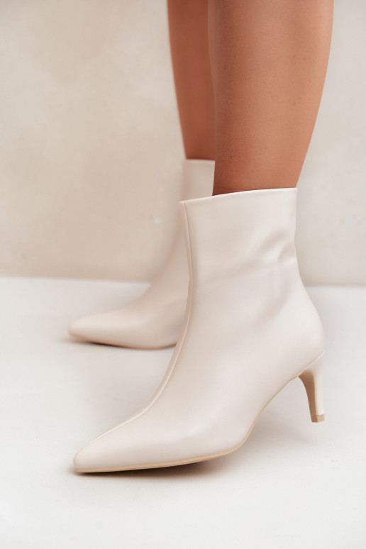 botins femininos com saltos em couro sintético na cor marfim Celisse