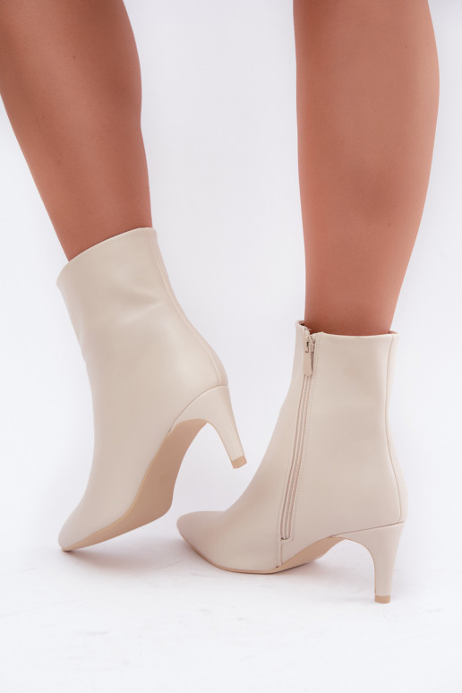 botins femininos com saltos em couro sintético na cor marfim Celisse